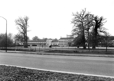847956 Gezicht op de voorgevel van paleis Soestdijk (Amsterdamsestraatweg 1) te Baarn.